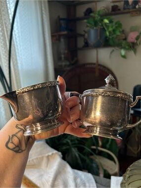 Vintage WM Rogers Berwick Pattern Matching Cream and Sugar Set